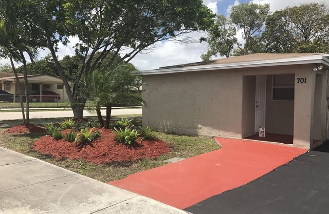 Cozy house in Pompano. 4 miles from beach.