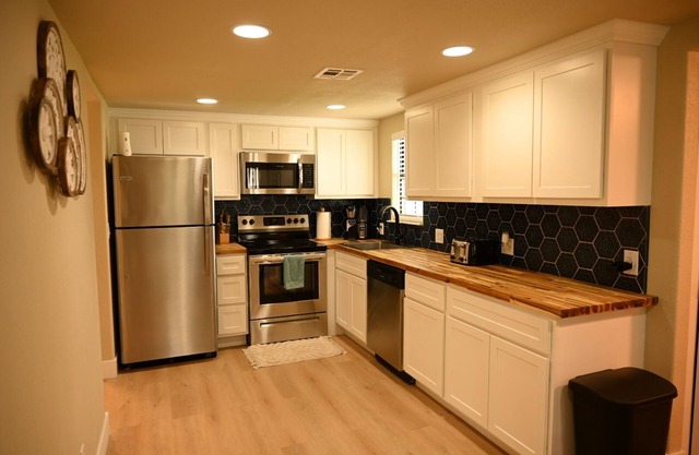 Cozy house in quiet area of Eufaula, 1 block to lakeshore, completely renovated!