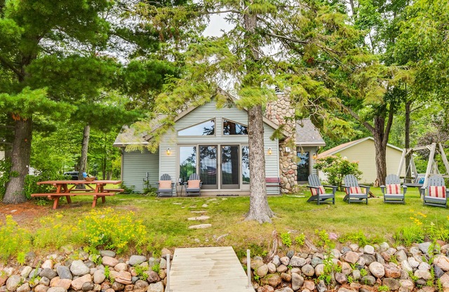 Cozy house just feet from the water. "Lake Life" 70 minutes from Maple Grove