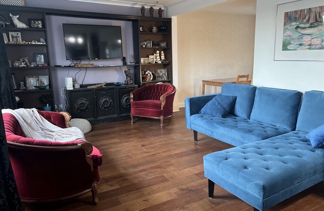 Cozy house minutes away from the airport & Woodbine racetrack