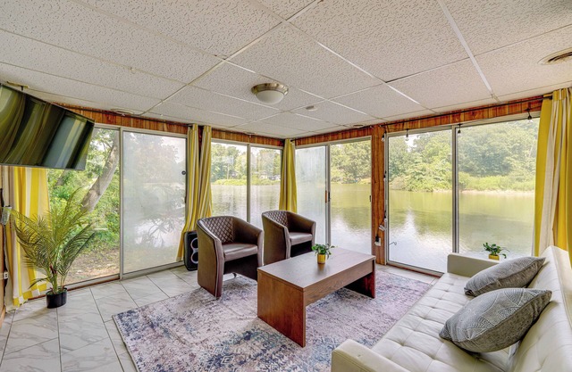 Cozy House on Meadowbrook Lake: Serene, Scenic!