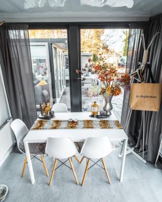 Cozy houseboat near Giethoorn