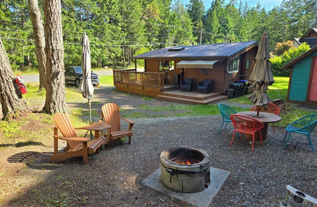 Cozy Island Cottage: BBQ, Outdoor Patio, WiFi
