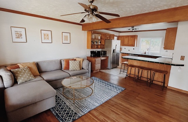 Cozy Jenks Gem! 2bd/1bath right off main street in a beautiful neighborhood