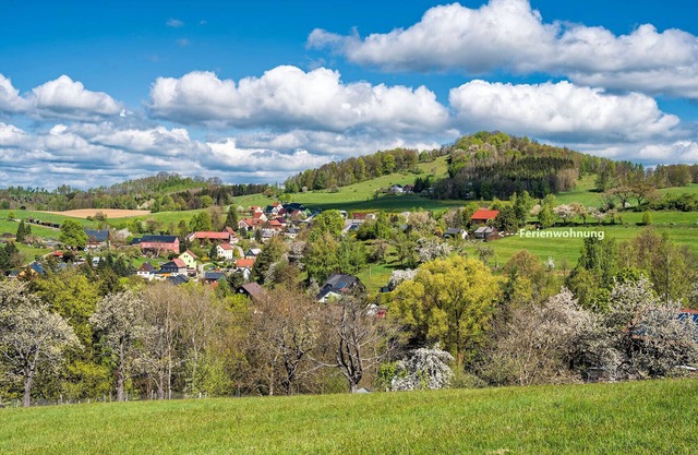 Cozy Kirschallee Cottage with Mountain View, Private Terrace & Shared Garden