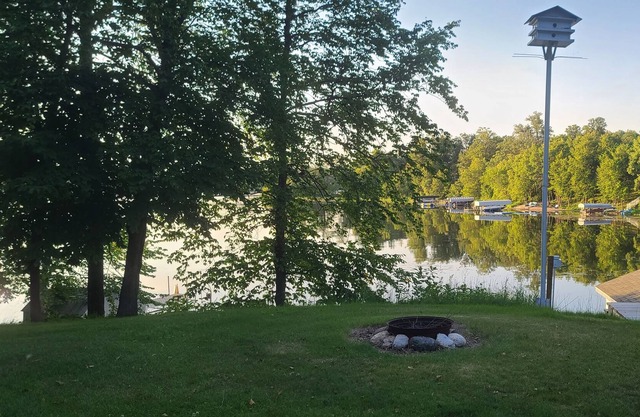 Cozy Lake Cabin W/ Private Beach! No cleaning fee!
