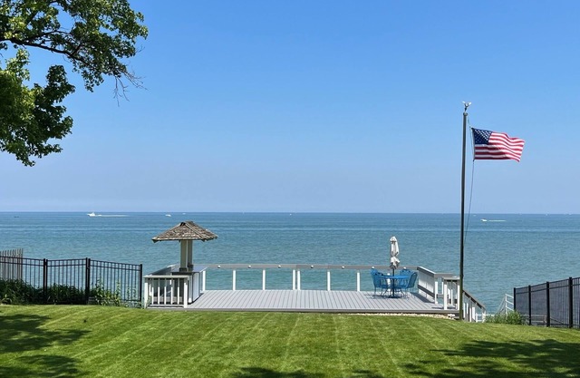 Cozy lake house with spectacular views and private access to the lake