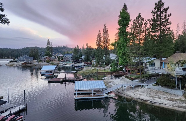 Cozy Lakefront Cabin- Close to Yosemite & Pines Resort (New Winter Listing)