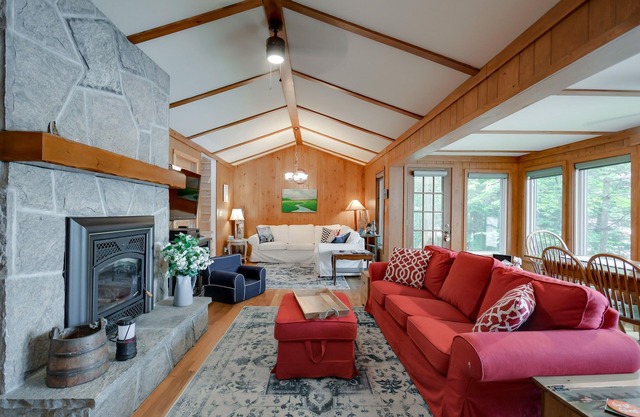 Cozy Lakefront Cottage: Stunning Views, Hot Tub, Pets Welcome