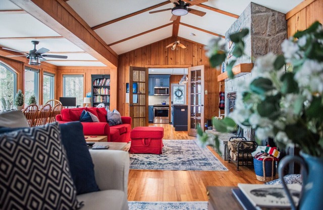 Cozy Lakefront Cottage: Views-Hot Tub-Pet Friendly