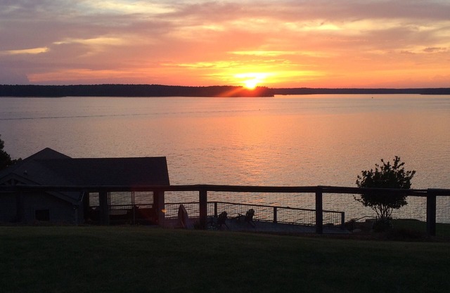 Cozy Lakefront Log cabin with miles of view plus small beach!