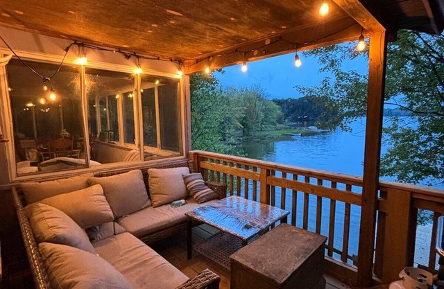 Cozy Lakefront Muskoka Cottage