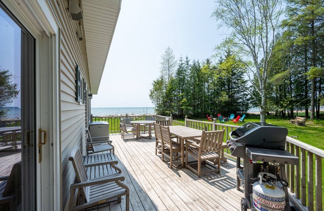 Cozy Lakefront Retreat | Autumn Sunrises & Fireside Nights