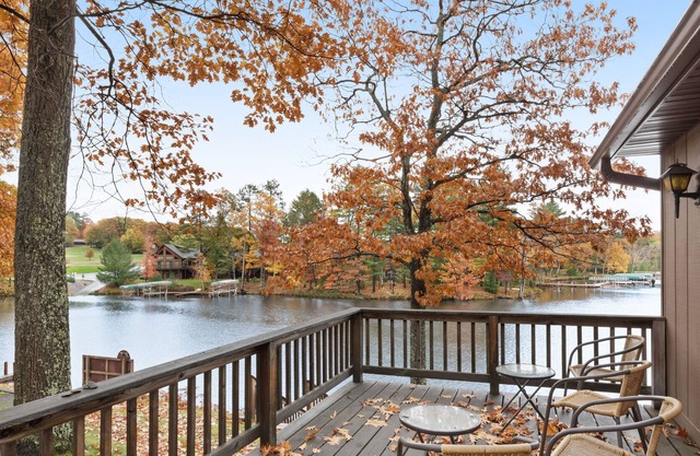 Cozy lakefront villa w/shared docks, boat rentals & on-site restaurant - dogs OK