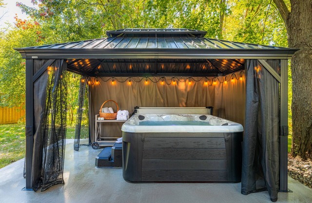 Cozy Lakeside Retreat - Private Hot Tub, BBQ Patio & Fireplace