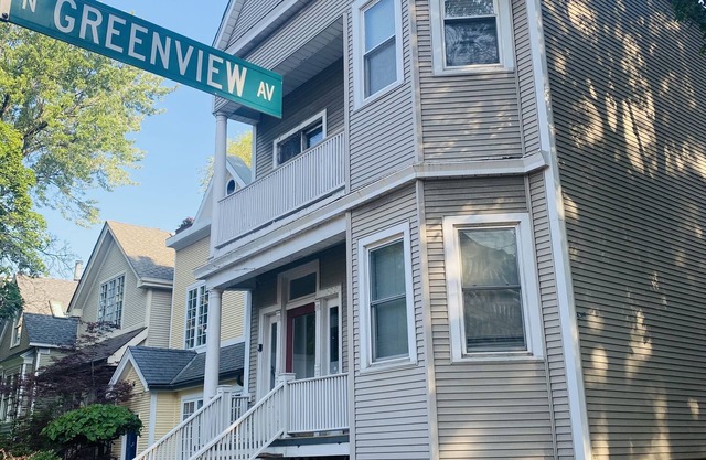Cozy Lakeview Condo