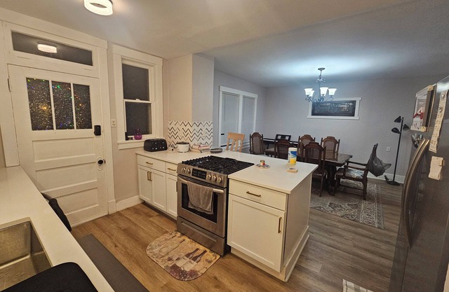 Cozy Lavendar Home: 2-bedroom townhome in vibrant Pittsburgh with WiFi, AC