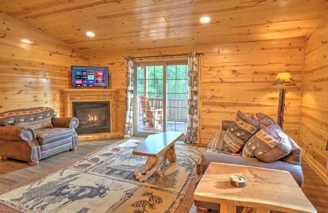 Cozy Lodge Suite with Balcony in Ohio's Amish Country
