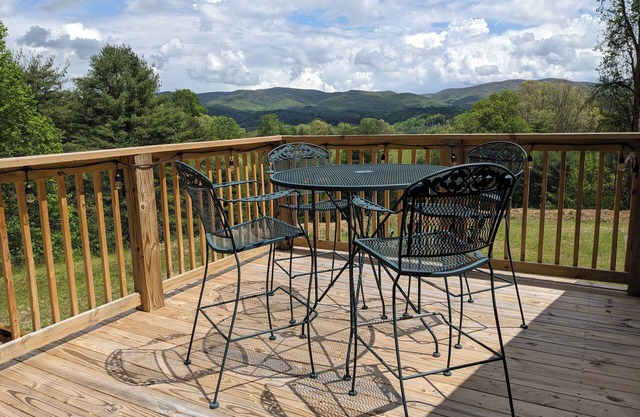 Cozy loft retreat w/Mountain Views in Mtn City near VA Creeper Trail & Damascus.