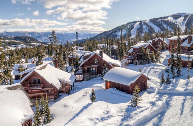 Cozy Log Cabin! Private Deck with Grill and Hot Tub!