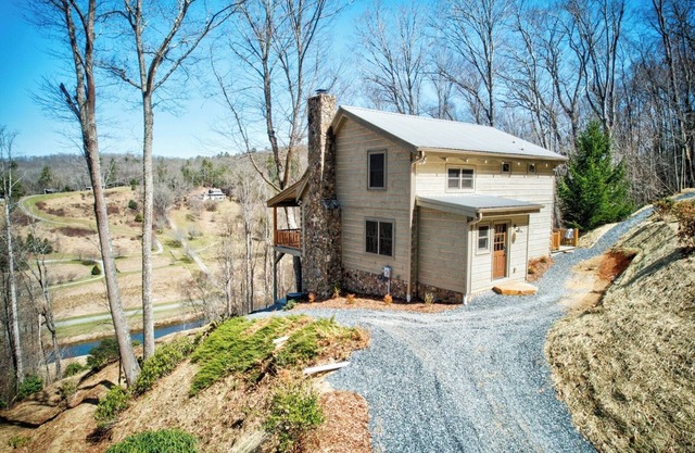 Cozy Log Cabin w/Mountain Views, Hot Tub, Fire Pit, Pool Table & River