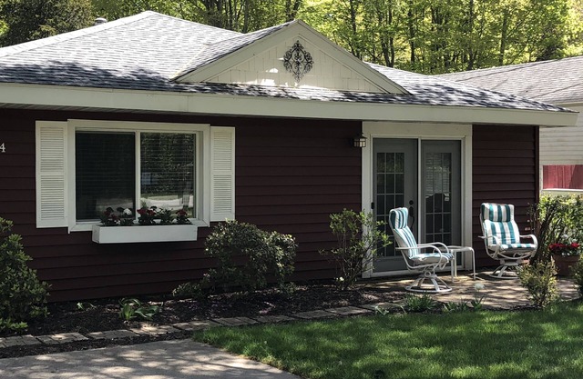 Cozy, lots of charm, close to Lake MI. Discount for monthly stays.