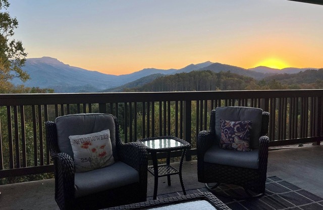 Cozy Luxe Echota: Grandfather Views, Pools,Fishing,Fireplace, 2 Kings,No Stairs