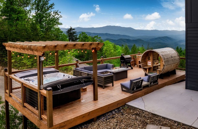 Cozy Luxe Home,Breathtaking Mtn. Views of fall foliage, Outdoor sauna,large deck
