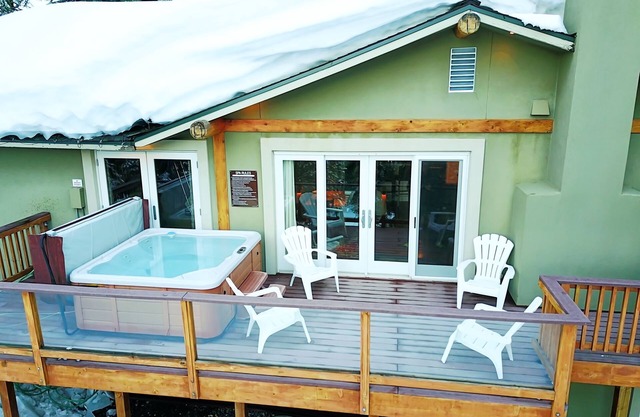Cozy Luxury Cabin Hot Tub, Views, Steam Shower, Trails 5 min to Town & Beaches