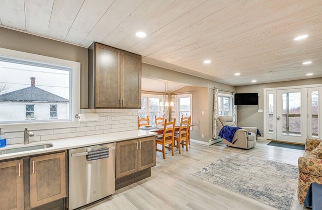 Cozy Maine Getaway: Covered Deck, Walk to Beach!