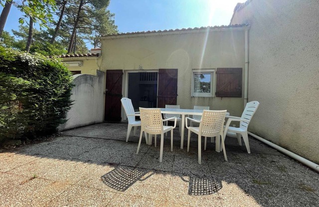 Cozy Maisonette Near Town Center & Beach with Terrace, Parking