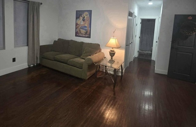 🛋️ Cozy Meets Contemporary Modern one bedroom with Fireplace & Smart TV – The Gratiot