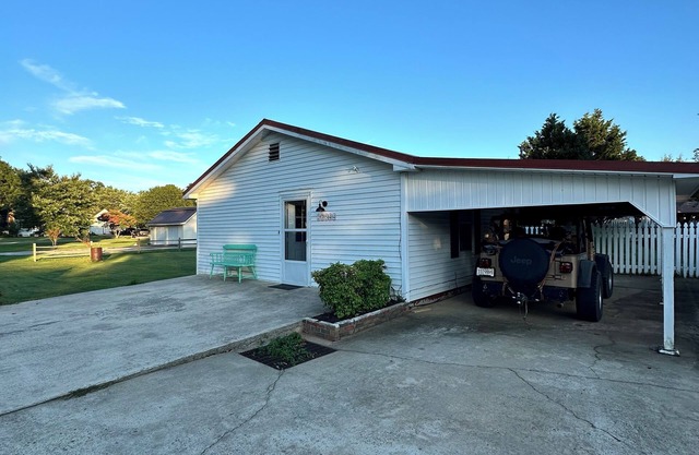 Cozy mini Farmhouse in enchanting HarvestEast limestone with WiFi,AC