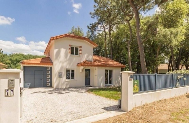Cozy Modern Home by the Sea with Spacious Interiors, WiFi, and Double Garage in Saint-Brevin-les-Pins