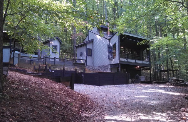 Cozy modern cabin - the squirrel's nest