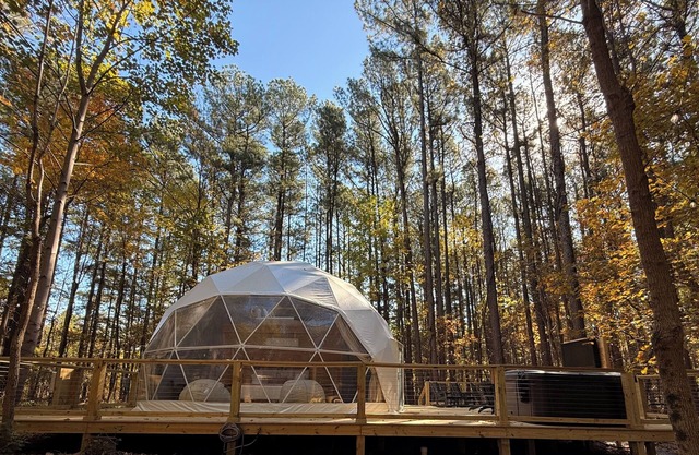 Cozy Modern Dome with hot tub in Shawnee National Forest