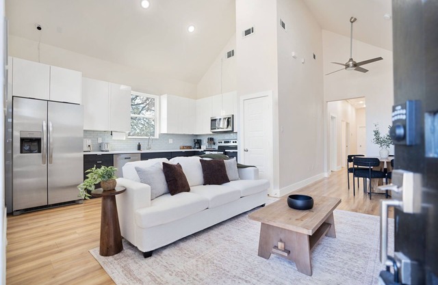 Cozy/Modern King Suite in Houston Texas