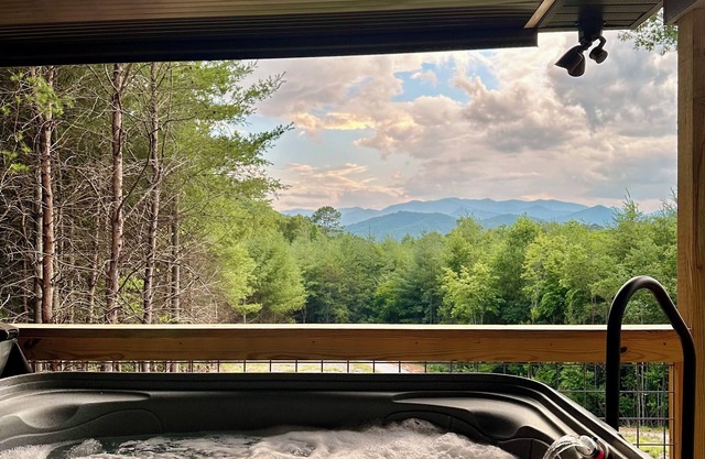 Cozy mountain cabin, dog friendly, sunset views.