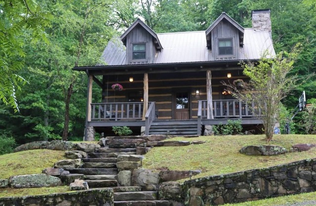 Cozy mountain cabin with hiking trails, tranquil pond and private waterfall!