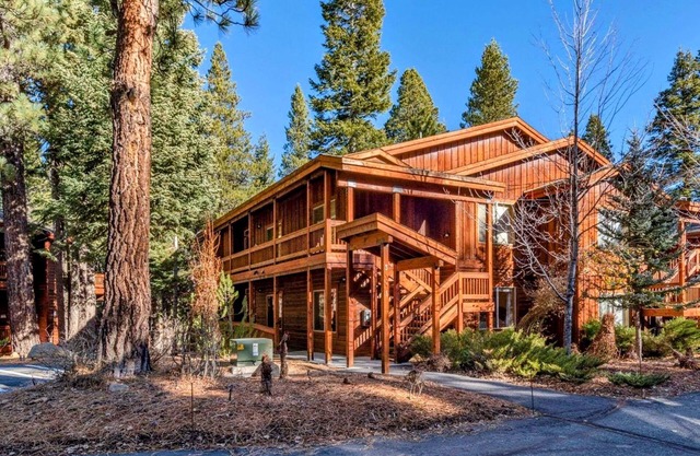 Cozy mountain retreat in the heart of Tahoe Donner!