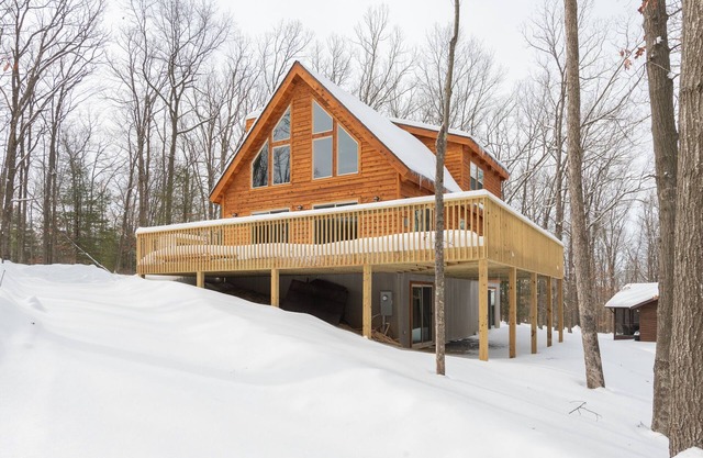 Cozy Mountain Retreat w/Hot Tub & Fire Pit