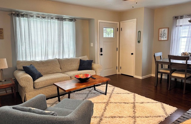 Cozy,near Zoo,UTMC,DT Toledo,Walk trail. Working travelers/families/dogs.