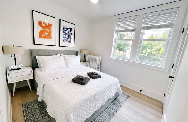 Cozy Neighborhood Escape: Near Northwestern-Chicago-Beaches & More