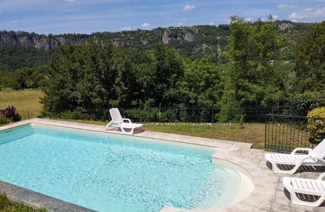 COZY NEST, POOL, EXCEPTIONAL VIEW ON CLIFFS AND VALLEY .