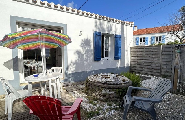 Cozy New House Near Beach with Garden, Terrace, Parking – Sleeps 3, L'Épine