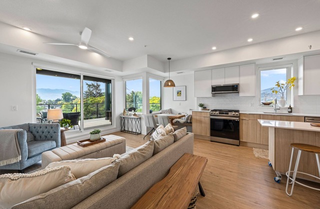 Cozy New Modern Apartment Steps from the Beach!