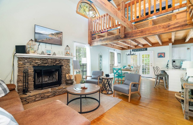 Cozy Newly Renovated Golf Course Smokies Cabin with 4 beds!