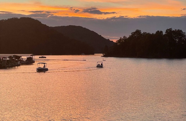 Cozy Norris Lakefront Cottage with Private Boat Dock @ Hickory Star Marina