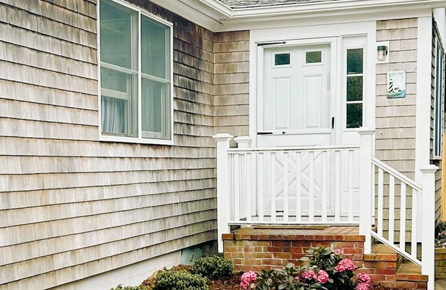 Cozy Oak Bluffs Cottage walk to town Pet Friendly