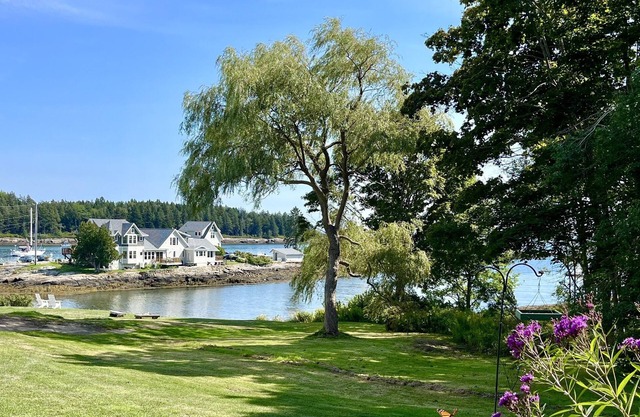 Cozy oceanfront cottage on Orr's Island